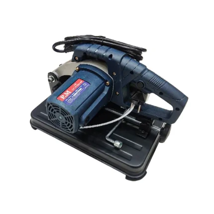 اره پروفیل بر پی ام مدل CM4 ظرفیت ۱۲۰۰ وات سایز ۱۸۵ میلیمتر در حال برش پروفیل فلزی با گیره نگهدارنده