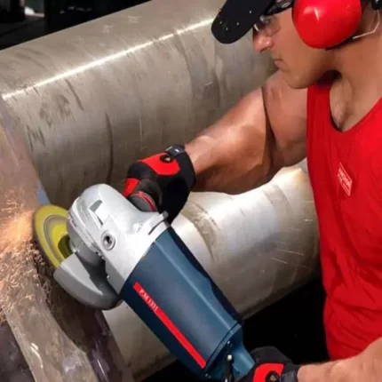 فرز آهنگری آنکور مدل 1331 ظرفیت ۲۵۰۰ وات سایز ۱۸۰ میلیمتر روی میز کارگاه در کنار دسته کمکی و محافظ صفحه